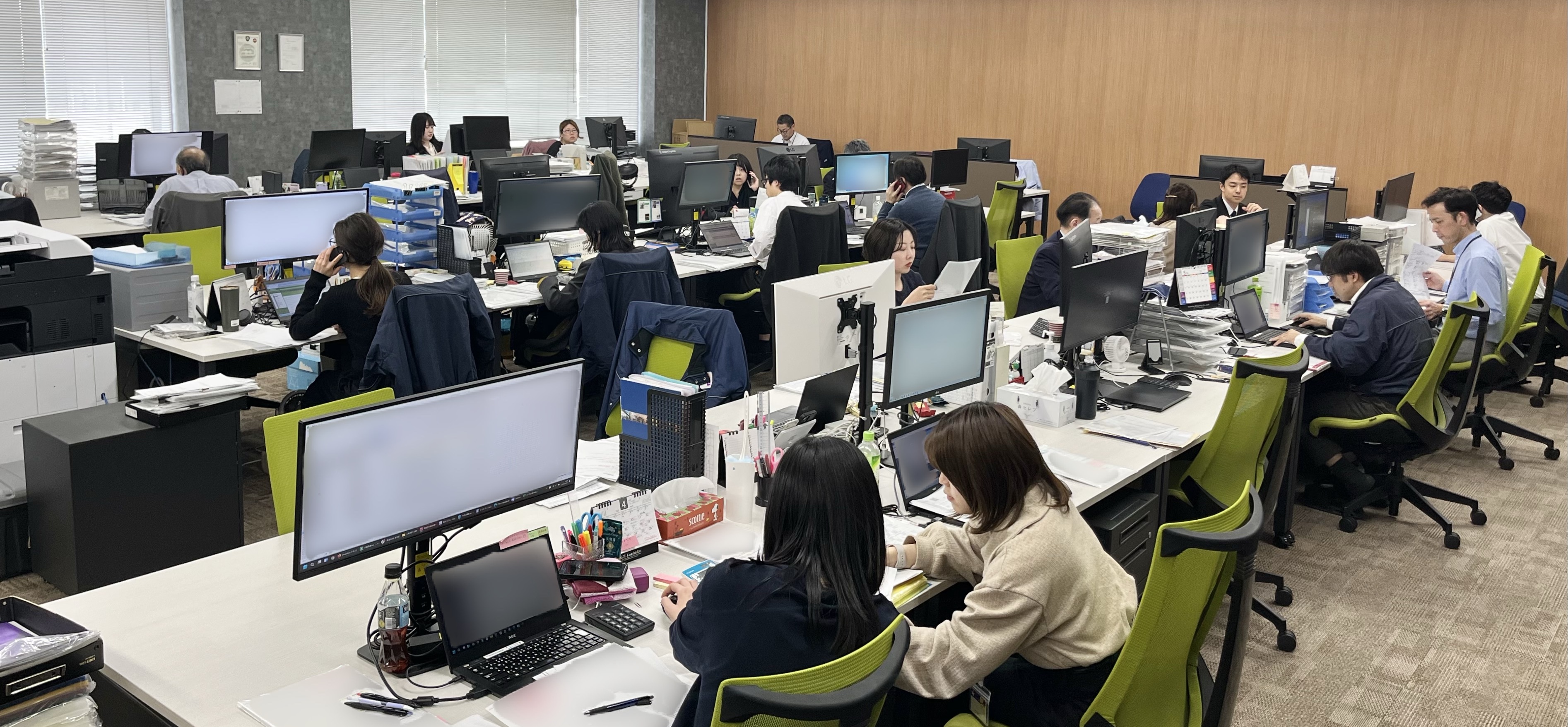 人事や通関など部署毎にフロアが分かれています。